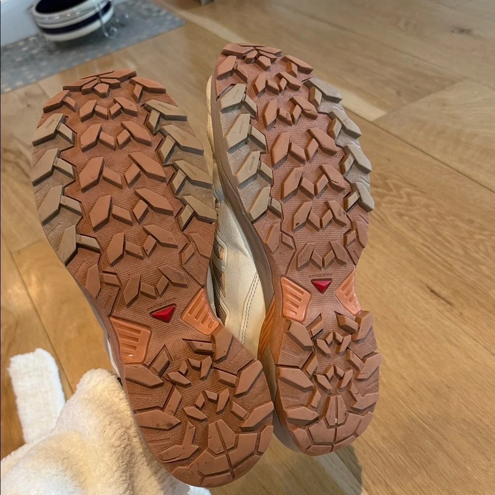 Salomon beige tan trail sneakers - Picture 3 of 3